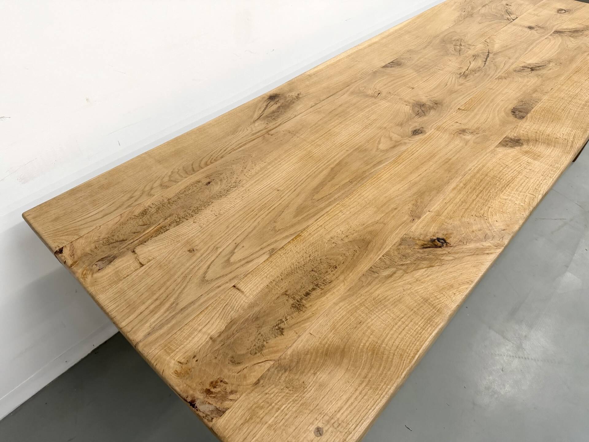 Grande table de salle à manger en chêne massif, au format XXL.