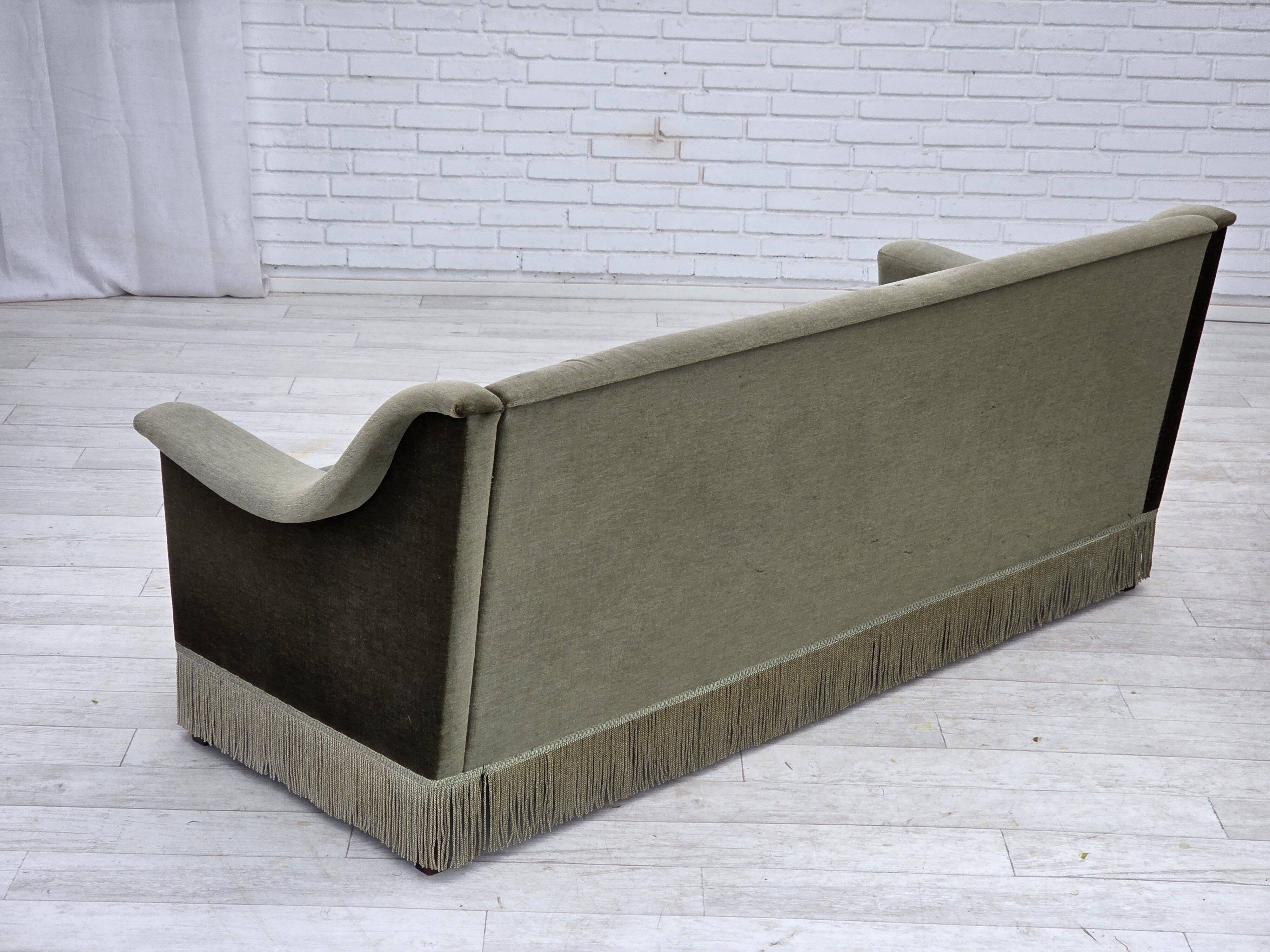 Canapé 3 places danois des années 1970, velours vert, bois de hêtre.