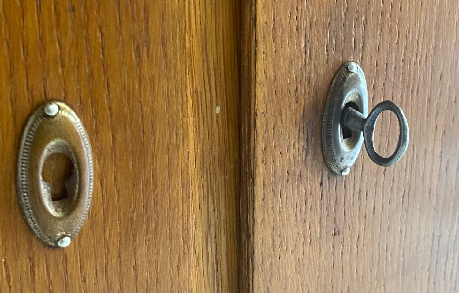 Vintage wardrobe feet compass 50s