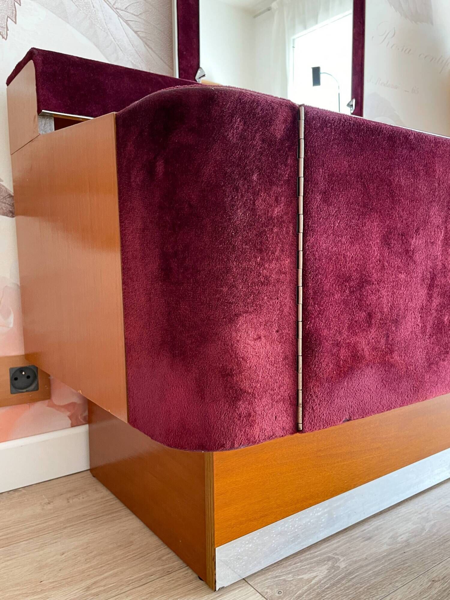 Coiffeuse en bois et velours bordeaux, années 1970-1980