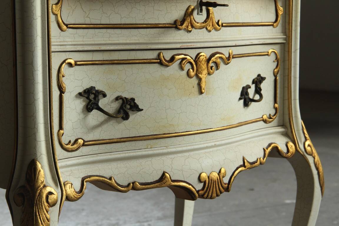 Vintage pair of 20th century Venetian Baroque style nightstands in painted wood