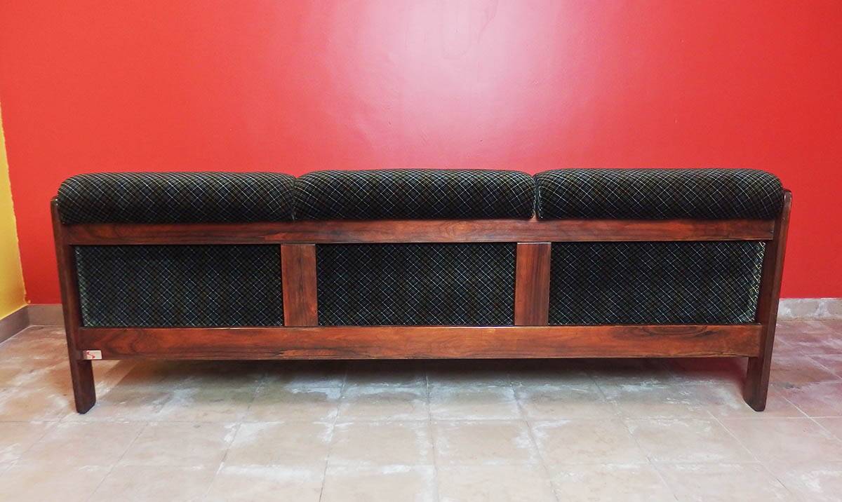 Large 1970 sofa by Saporiti