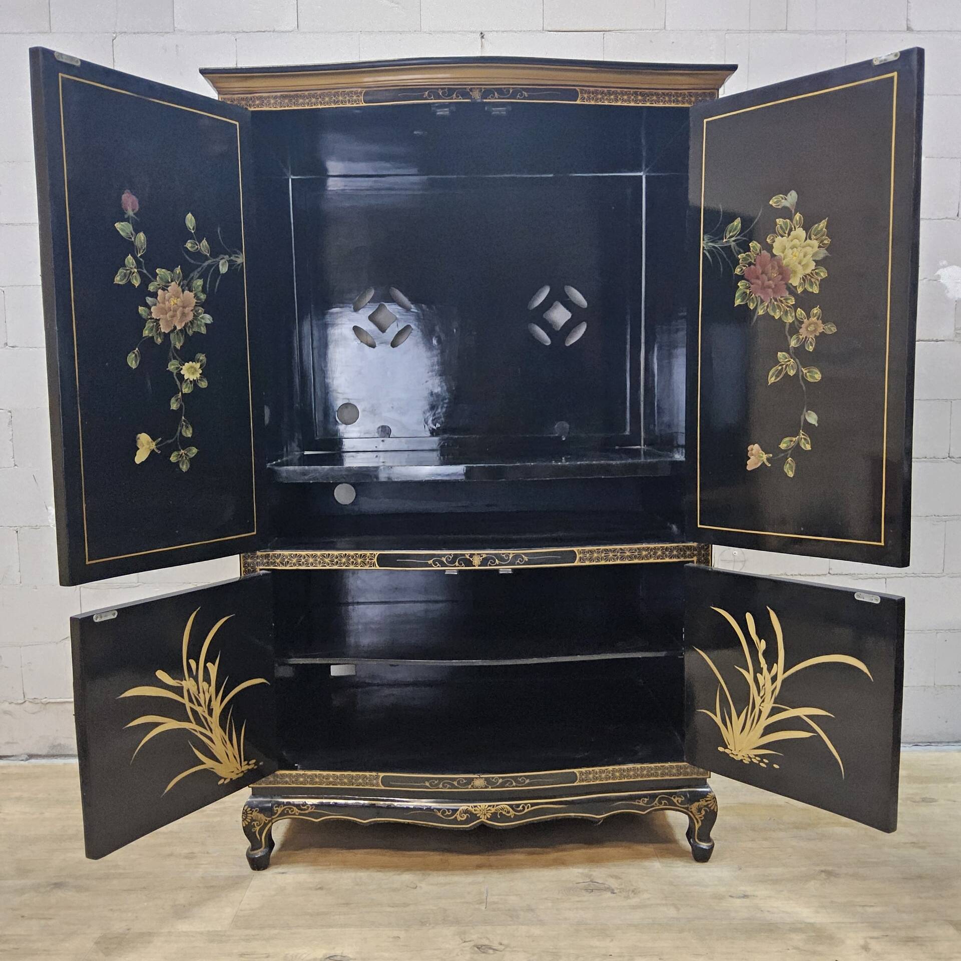 Vintage Chinese cabinet with gold leaf, flowers and birds (bar cabinet)