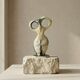 Vase sculptural biomorphique en céramique représentant une forme féminine, Europe, XXe siècle