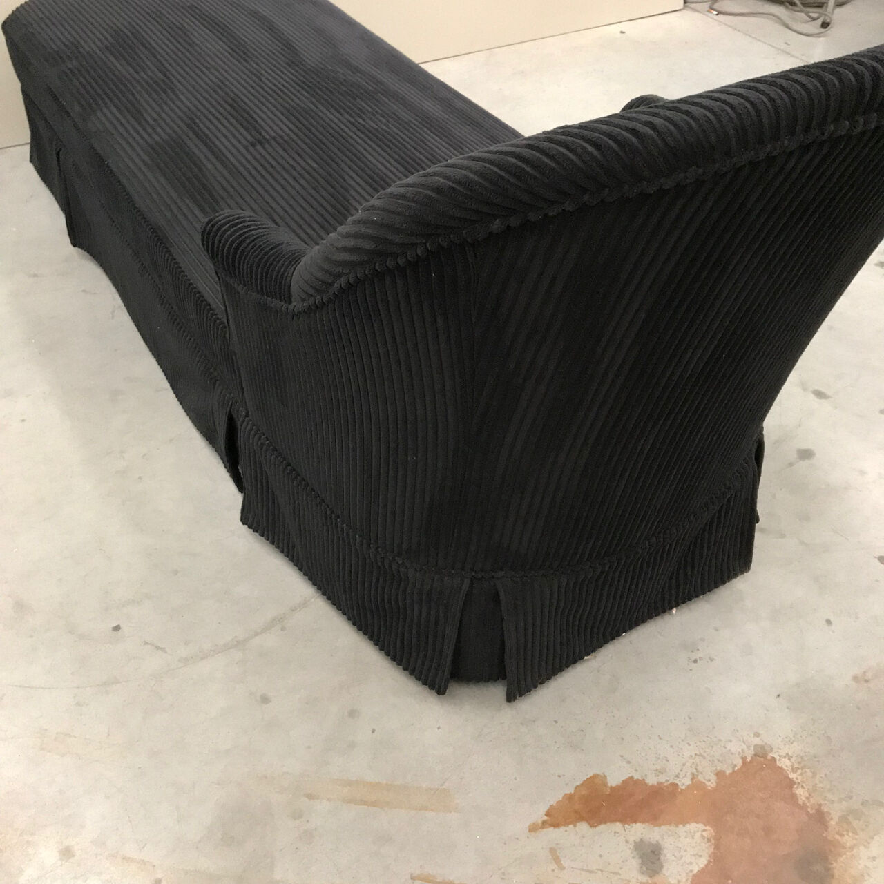 Banquette-lit en velours noir-méridienne