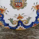 Assiette XVIII eme chantournée  en faience de  Rouen avec blason et motifs floraux