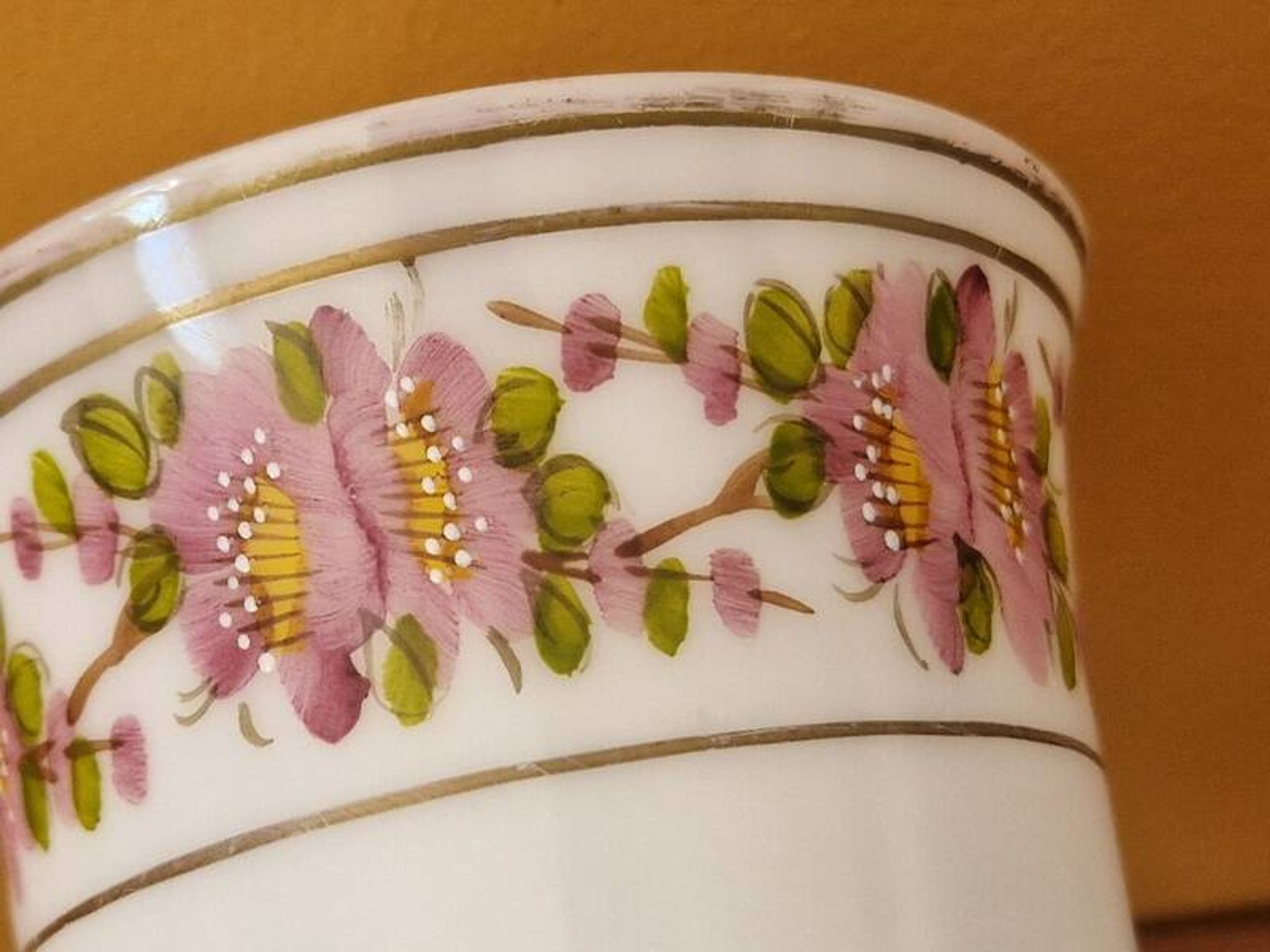 Verre sur pied en forme de calice en opaline blanche et décor de fleurs
