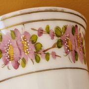 Verre sur pied en forme de calice en opaline blanche et décor de fleurs
