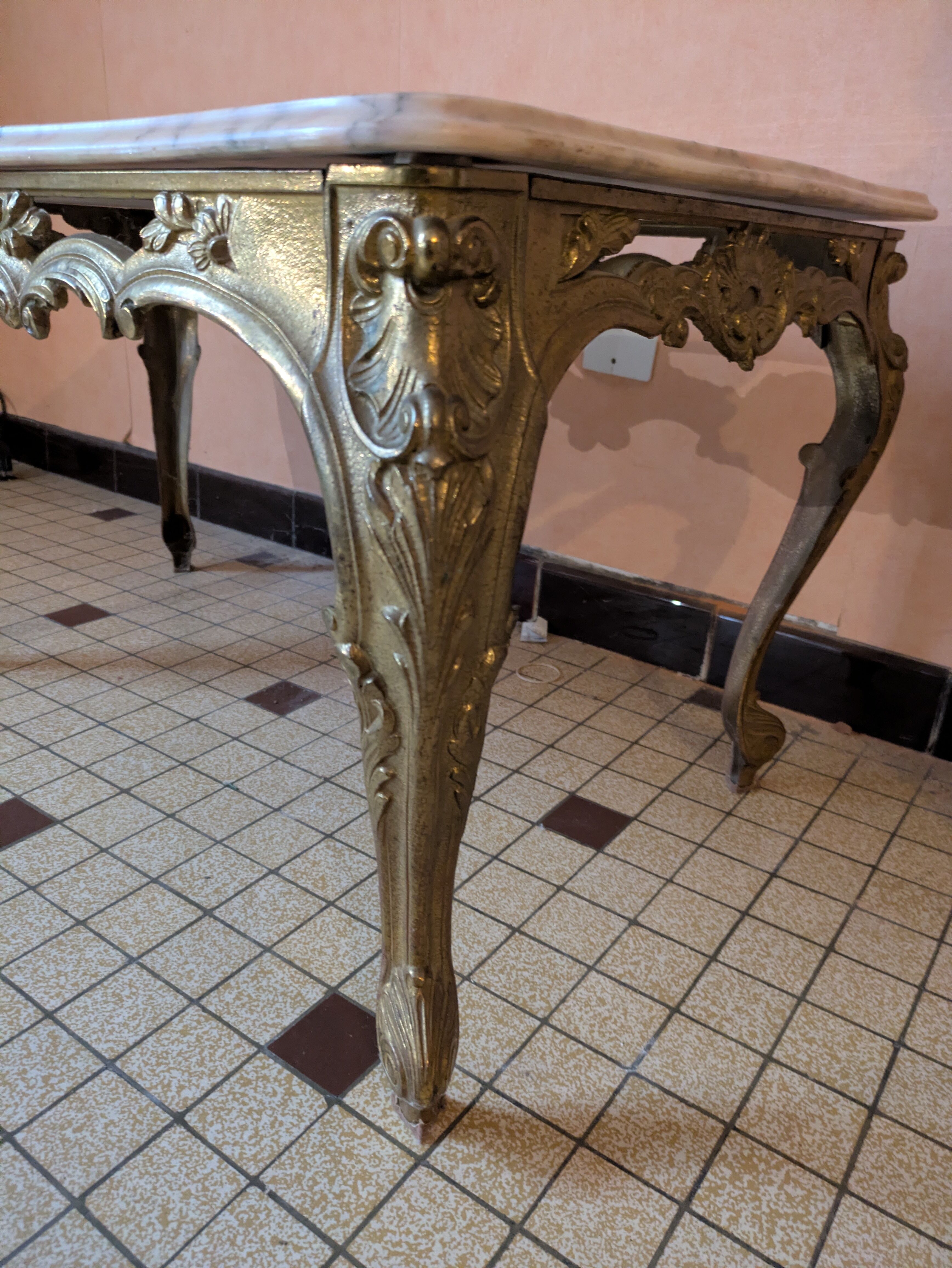 Coffee table in brass and alabaster