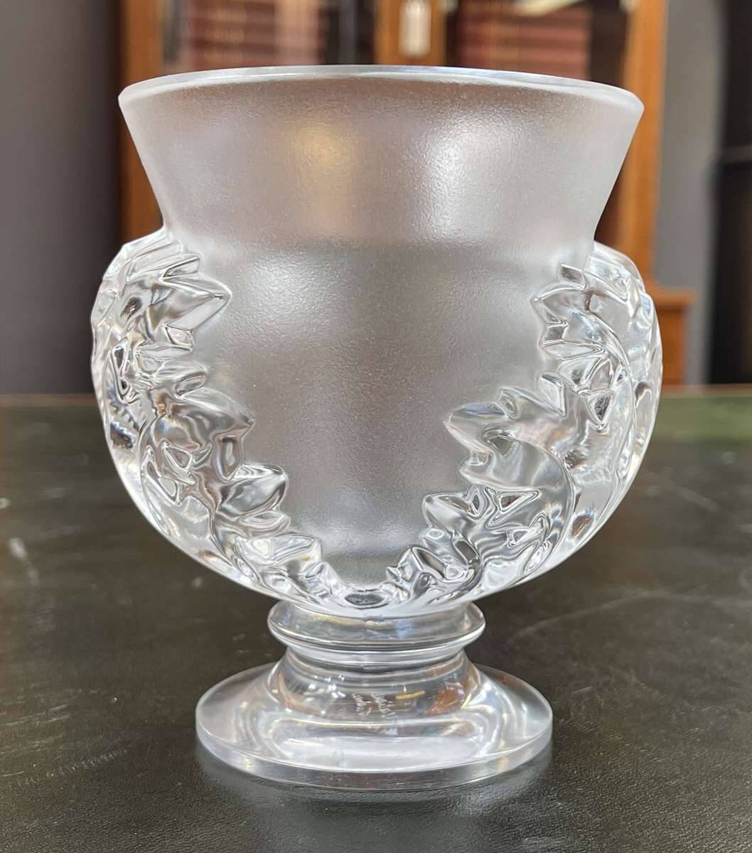 Lalique vase in frosted crystal, Saint Cloud model.