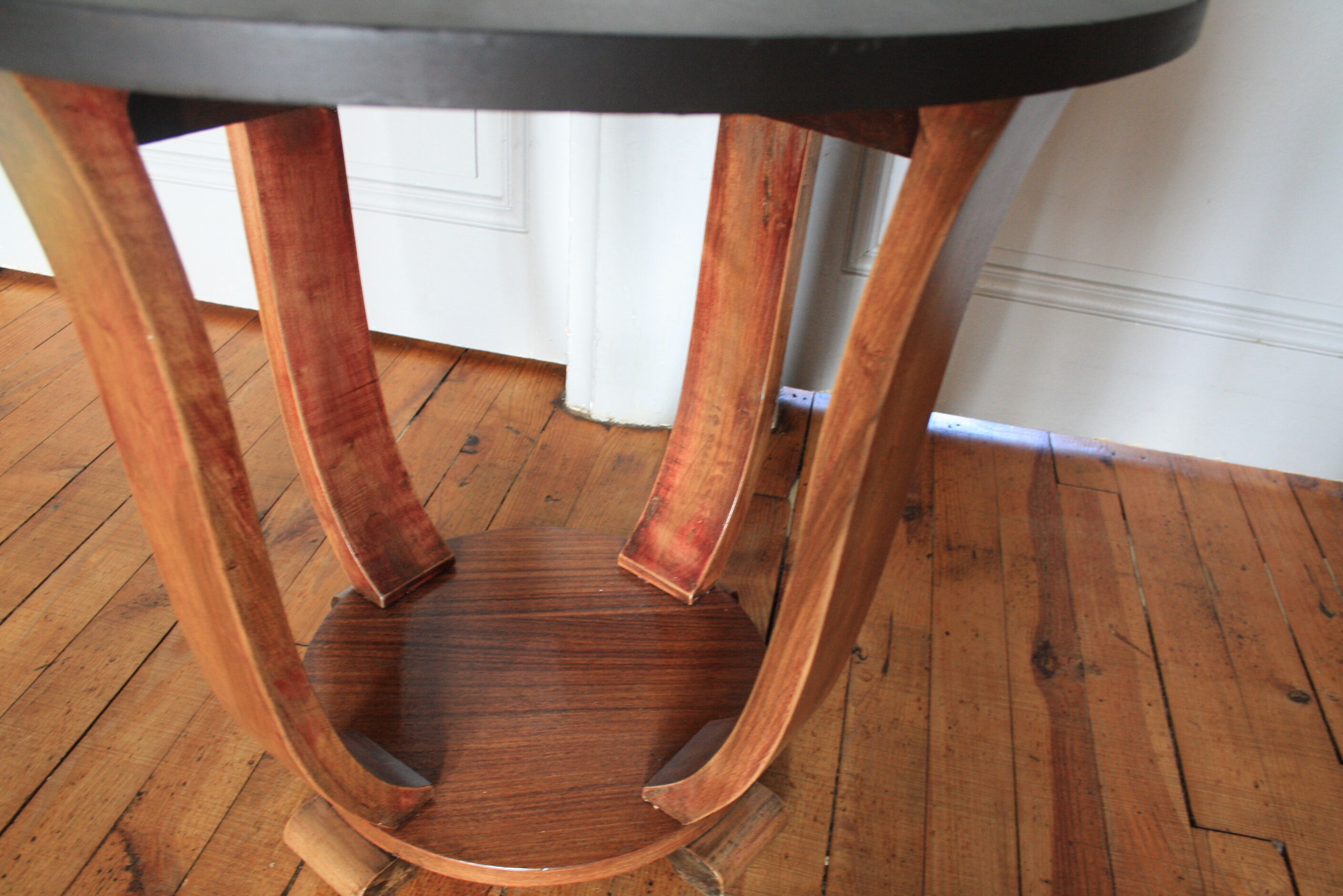 Table in wood art deco