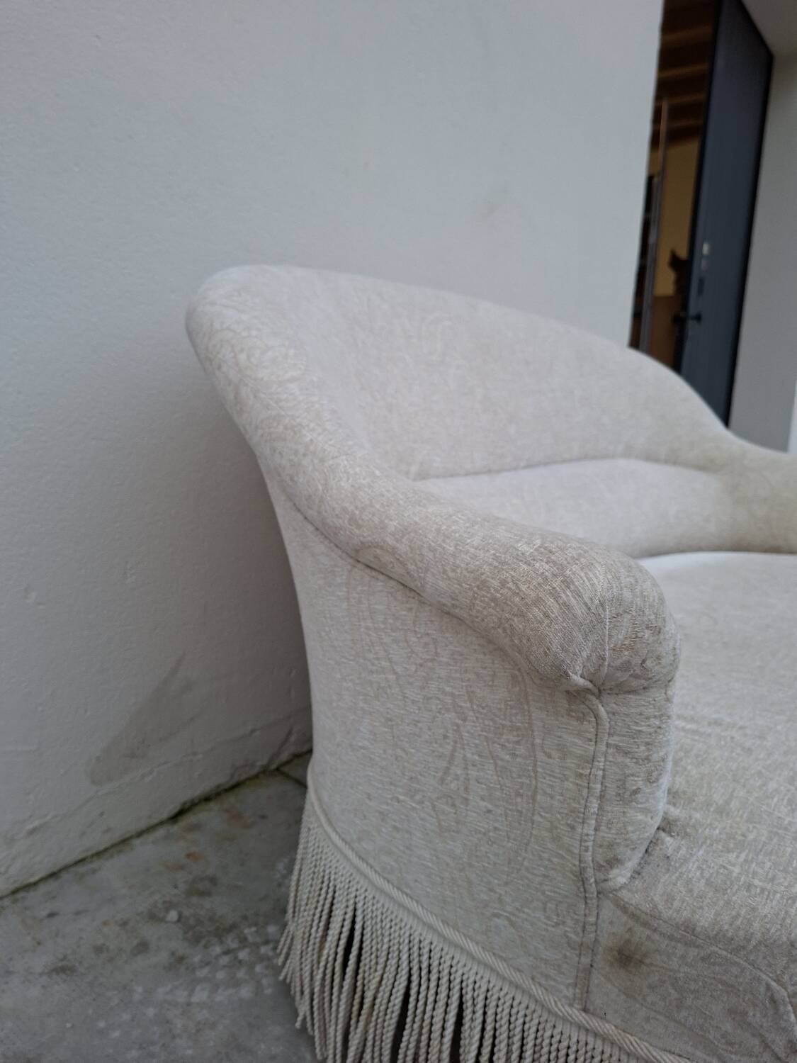 "Crapaud" bench in the richly decorated Napoleon III style.