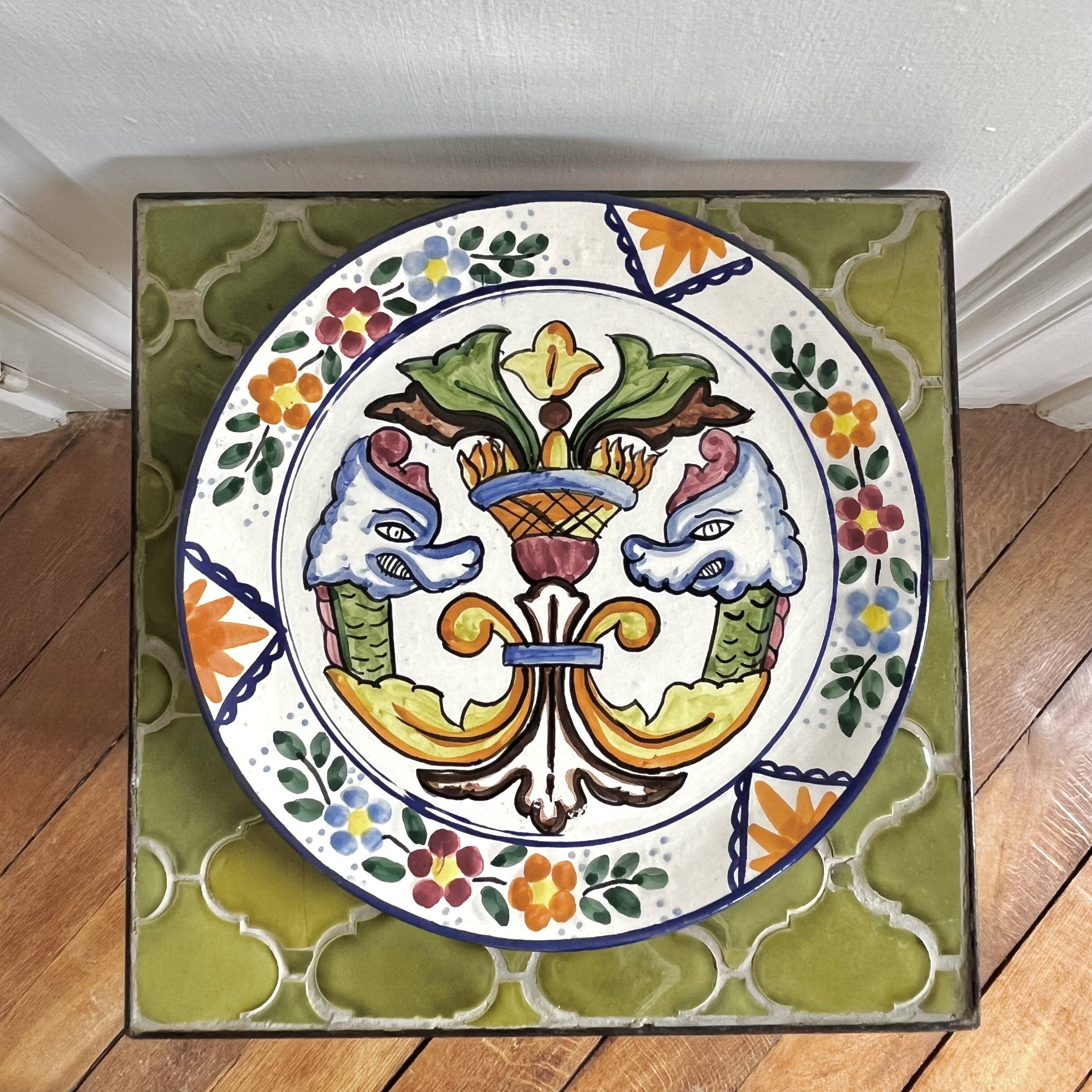 Assiette céramique décorative aux griffons