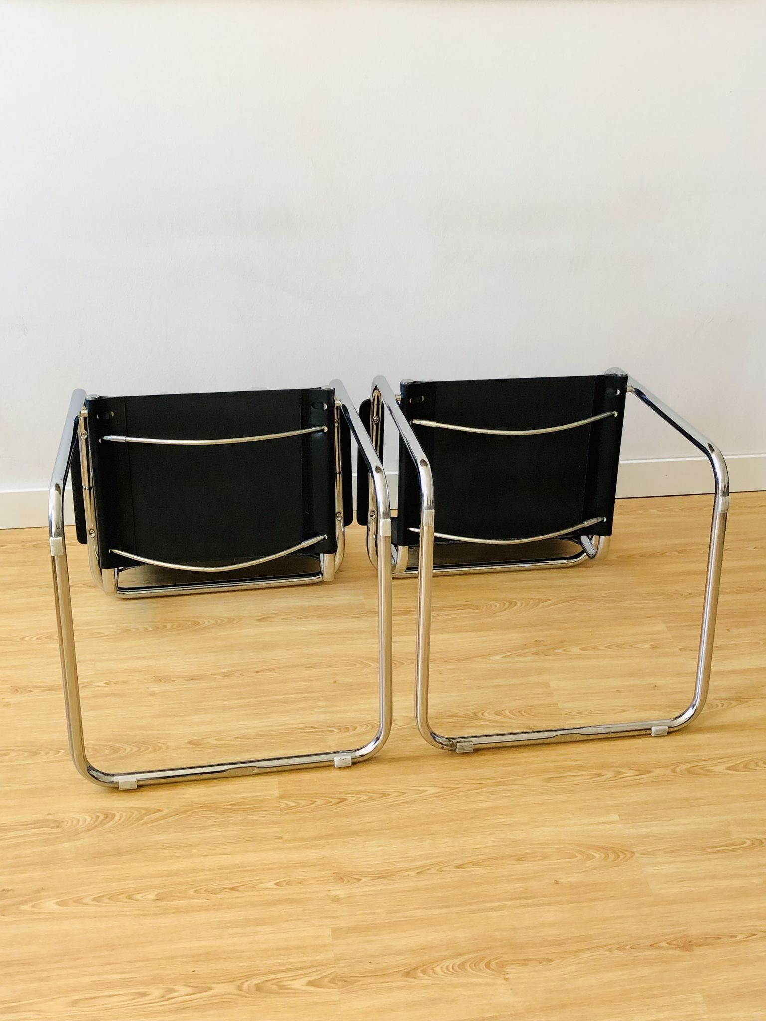 Pair of tubular armchairs in metal and leather Style Marcel Breuer