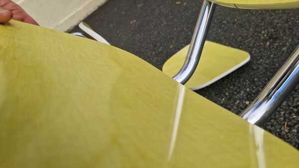 Paire de chaises en formica jaune