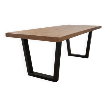 Table moderne pied métal plateau chene massif verni teinte naturelle