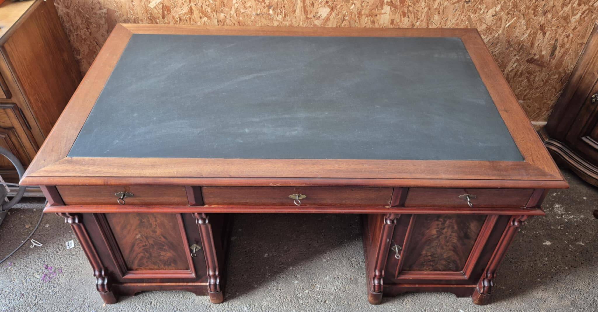 Minister's Pedestal Office