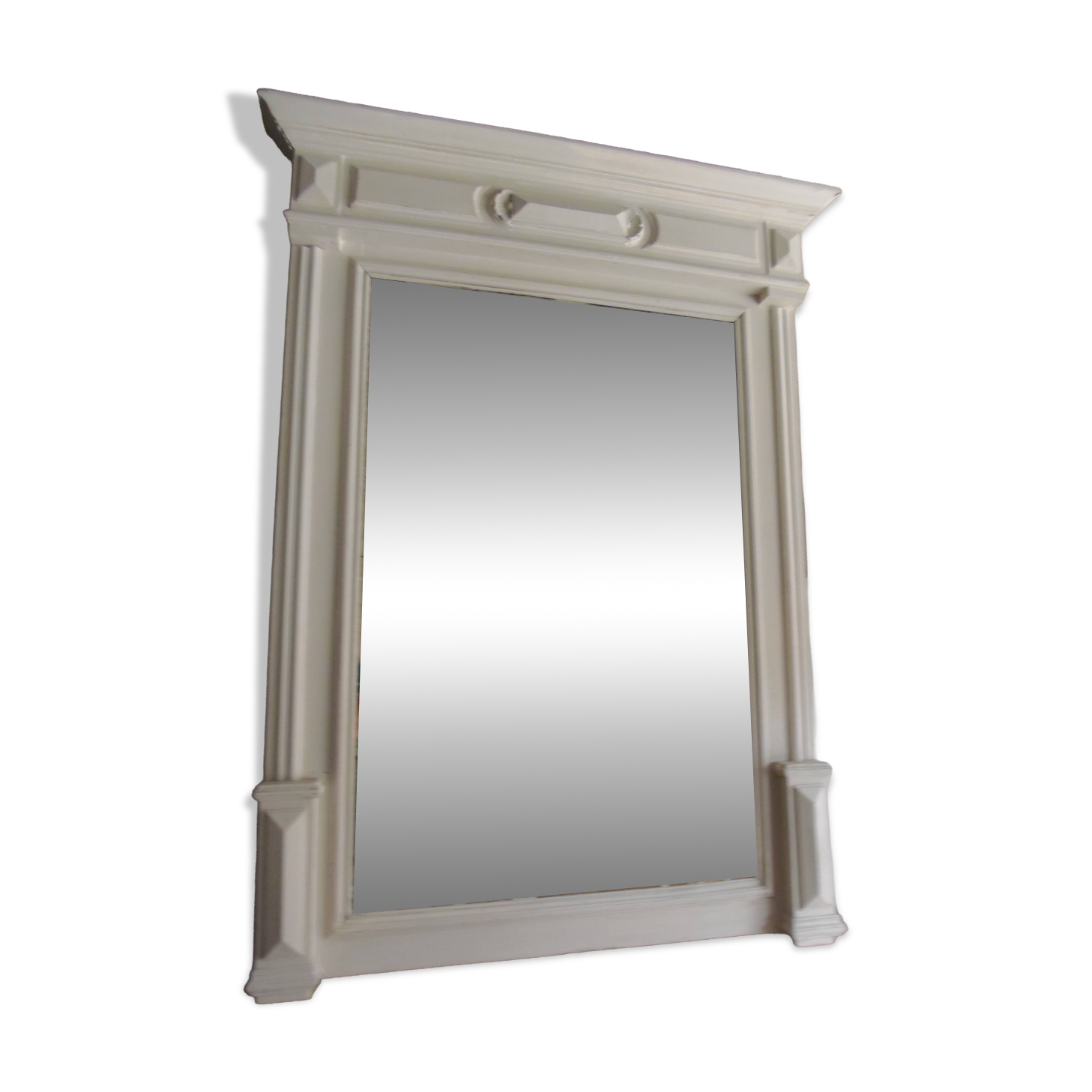Miroir ancien biseauté, cadre en bois et stuc patiné gris perle.