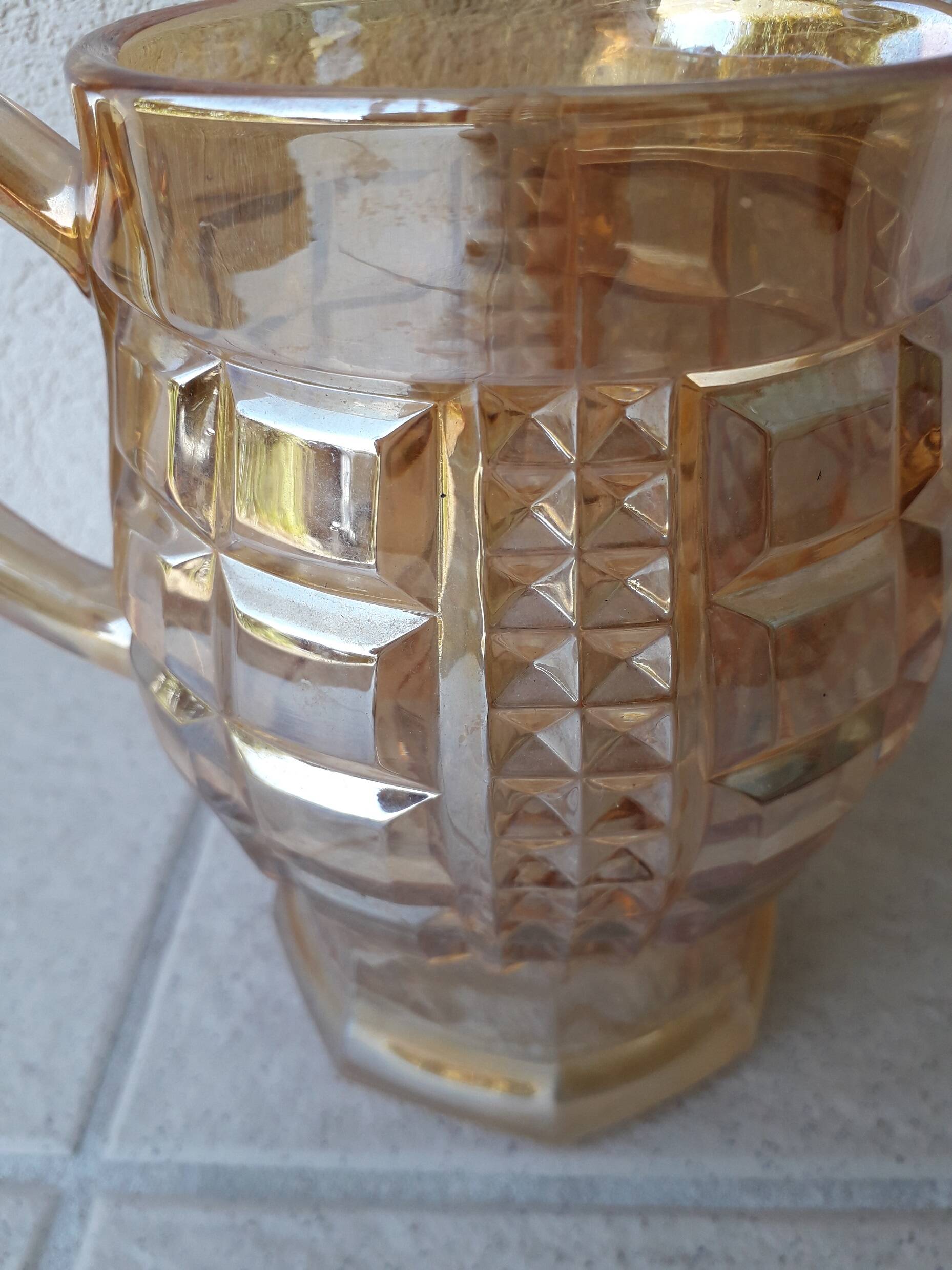 Pichet en verre irisé