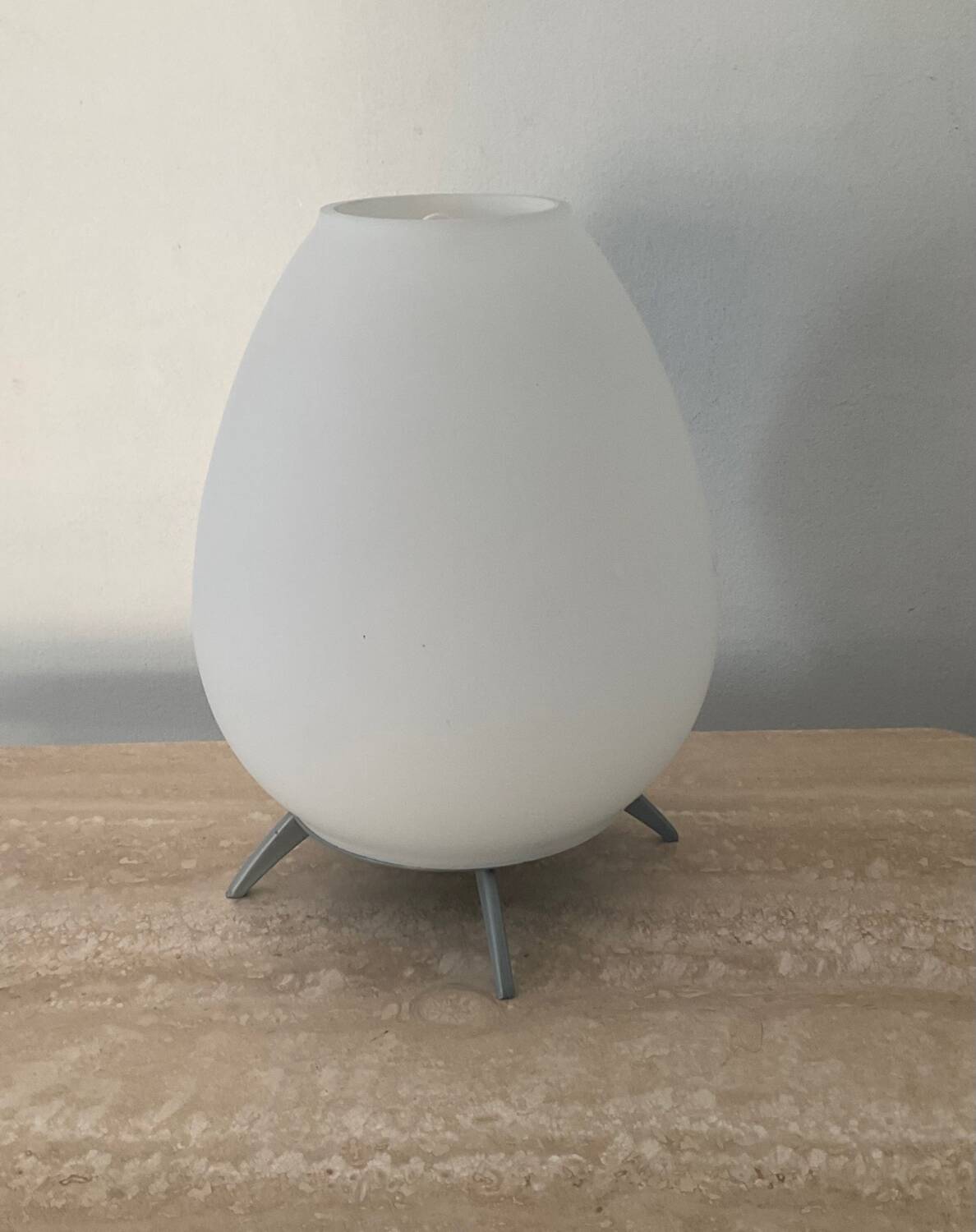 Lampe tripode en opaline et métal