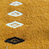 Tapis kilim jaune moutarde à motifs berbères multicolores