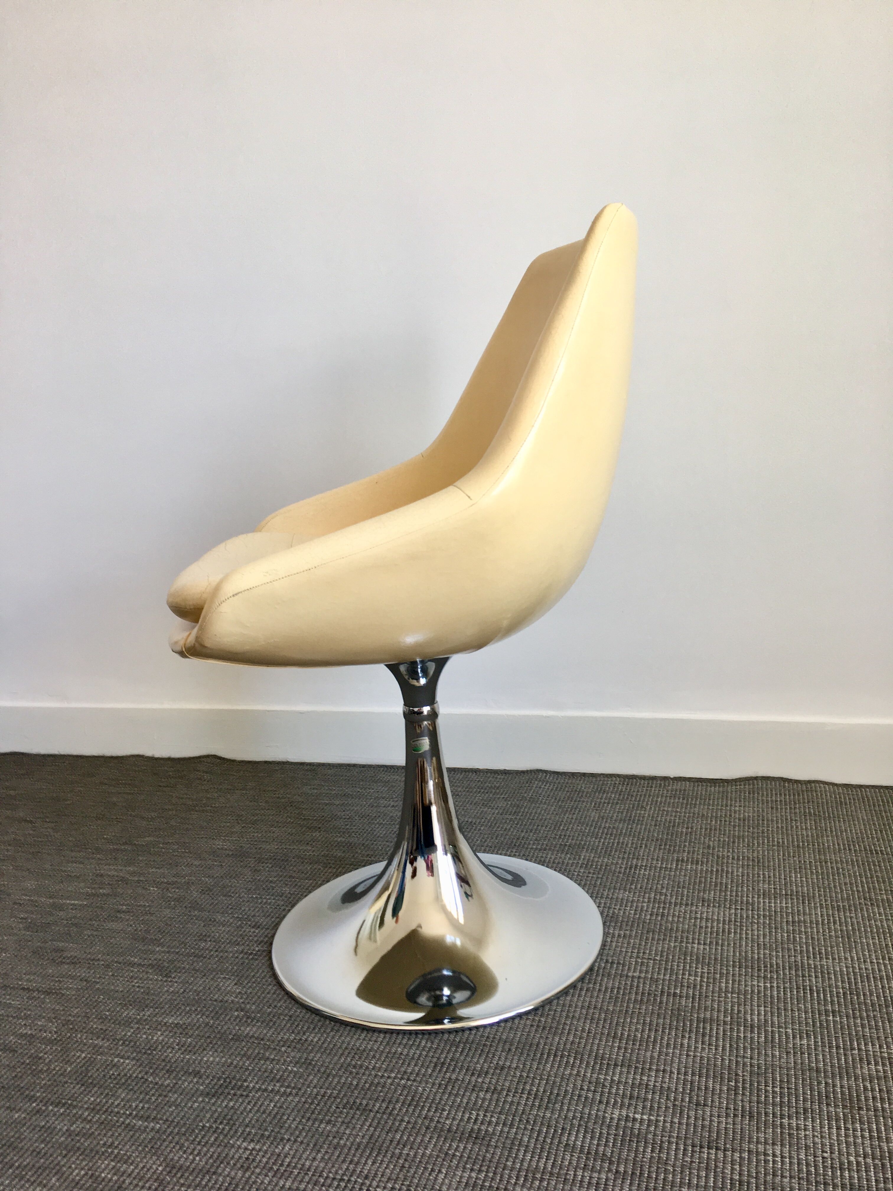 Vintage chair foot tulip