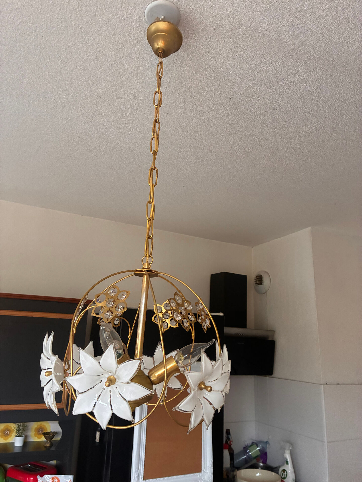 Lustre vintage en verre de Murano à fleurs opaline et laiton – 1970 (É
