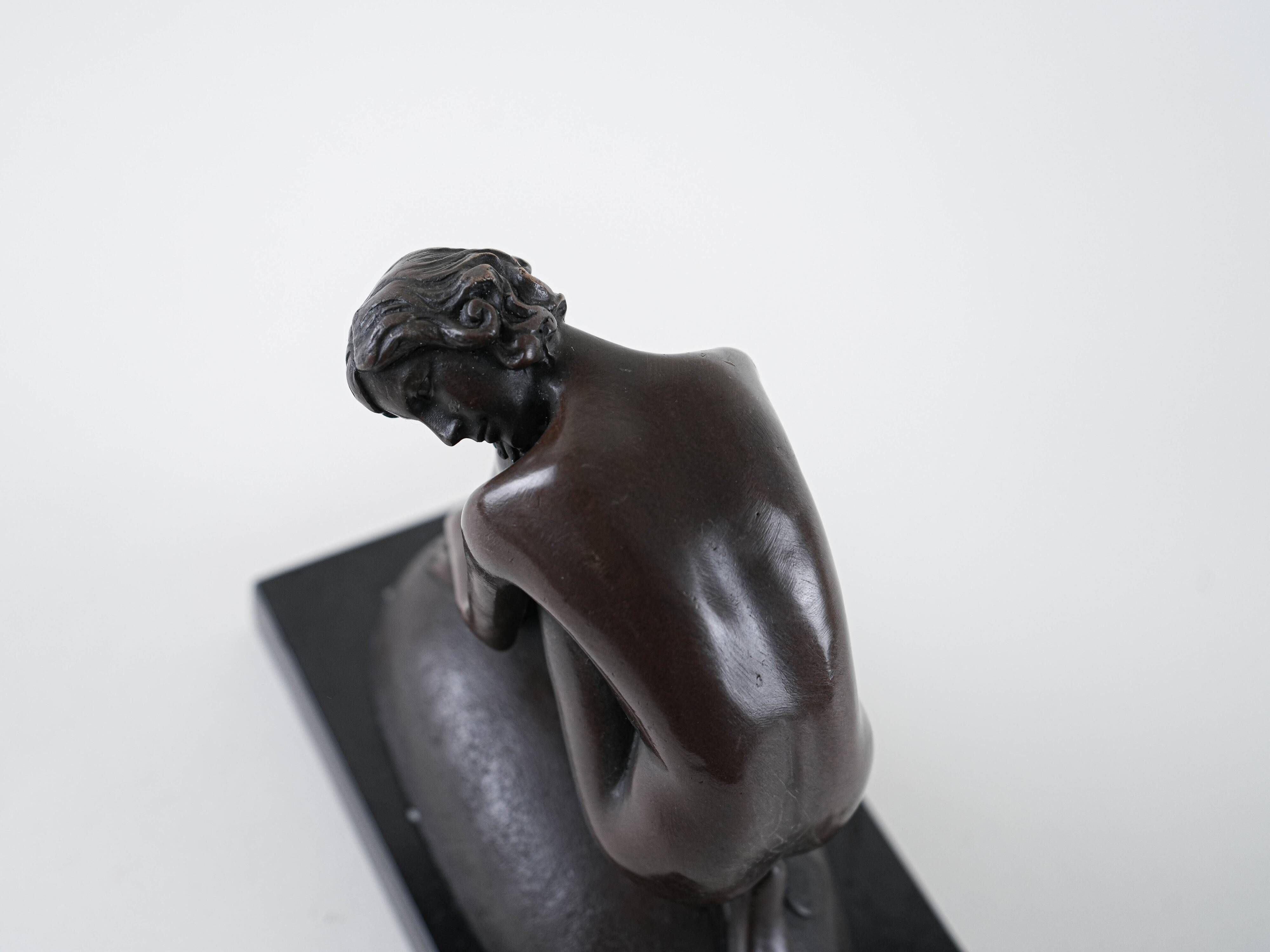 Art Deco female nude figurine – bronze-toned sculpture on geometric base, 1920s/1930s