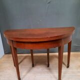 Half moon table with 3 elongations