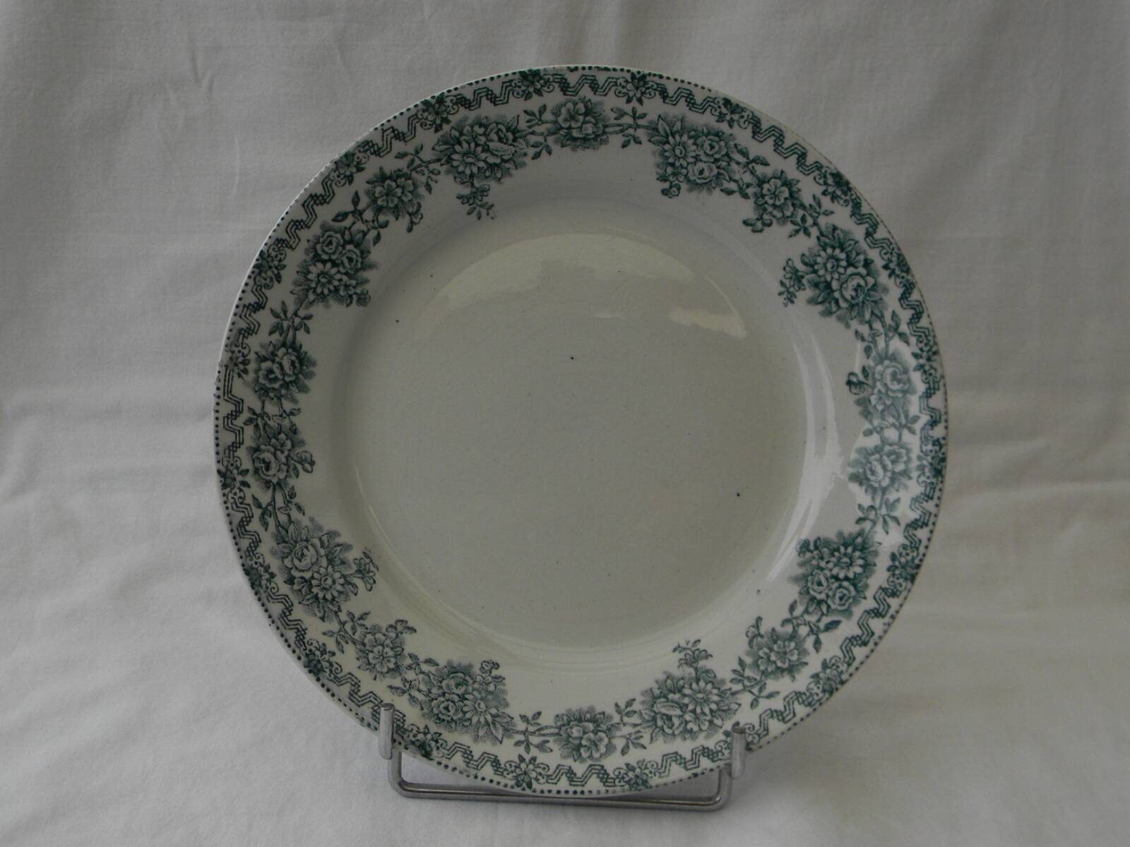6 dessert plates in earthenware from SAINT AMAND. Argenton model.