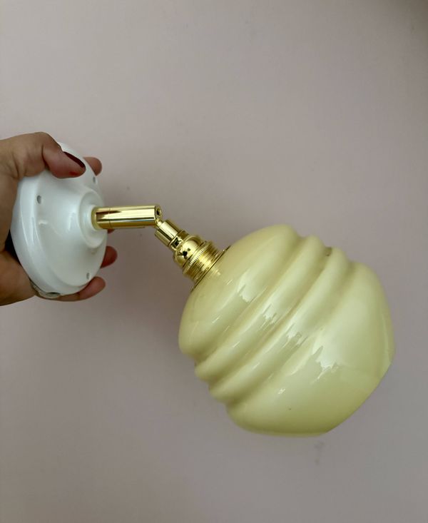 Applique globe vintage en opaline jaune pâle
