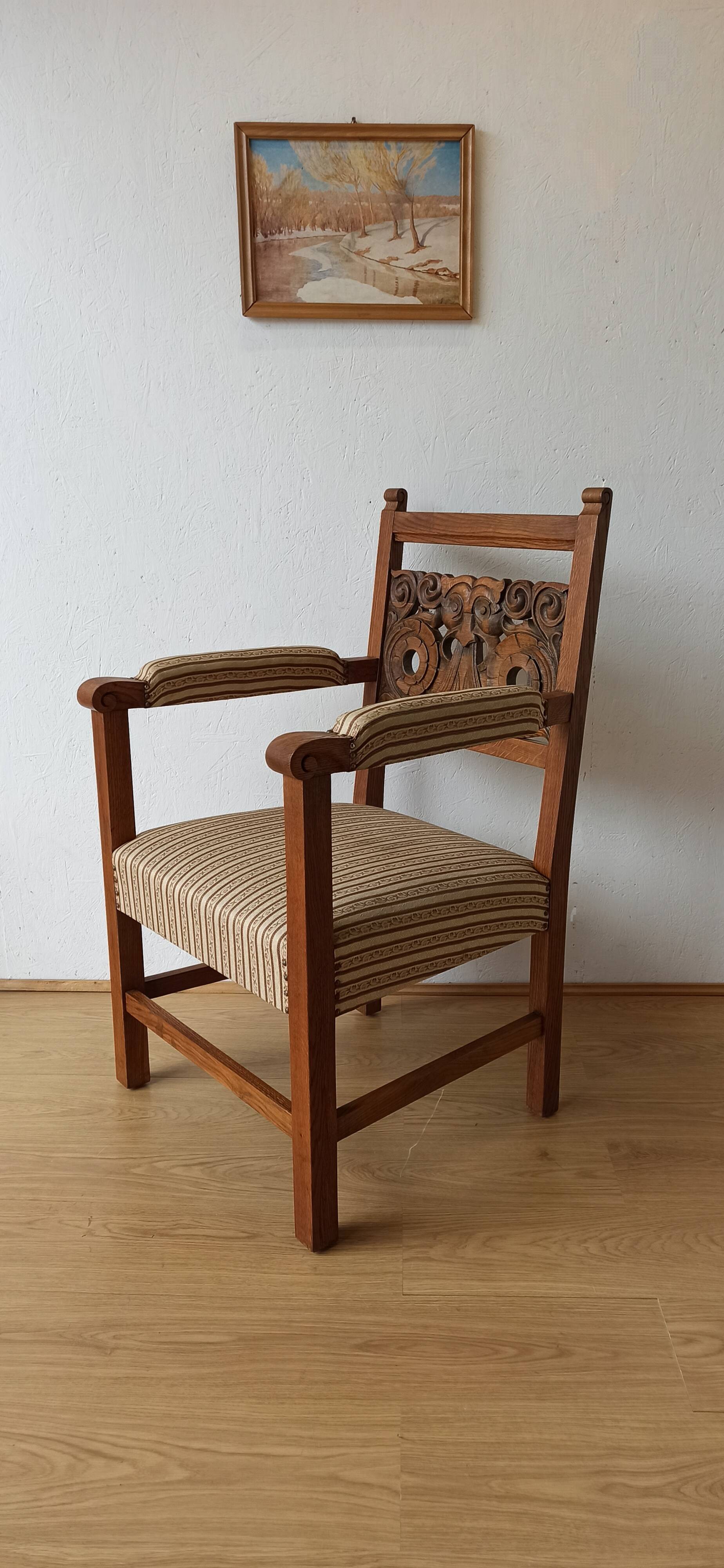 Pair of thrones vintage incredible chairs.