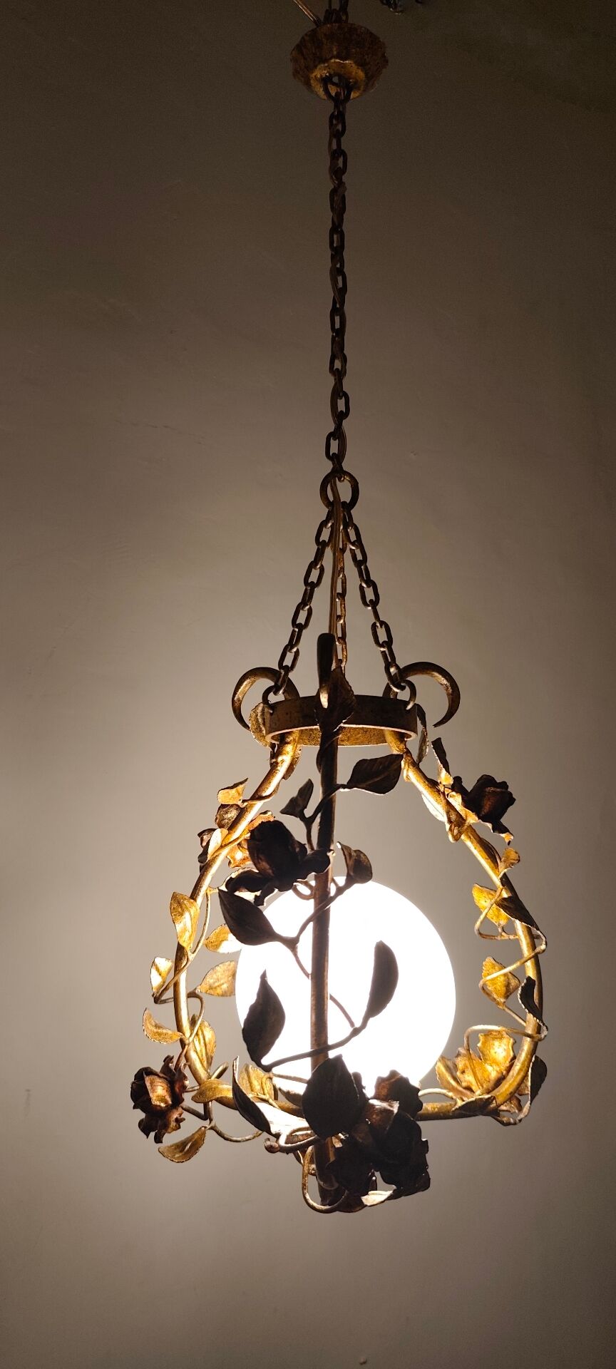 Suspension en fer forgé et enfeuille d'or, Espagne, années 1970