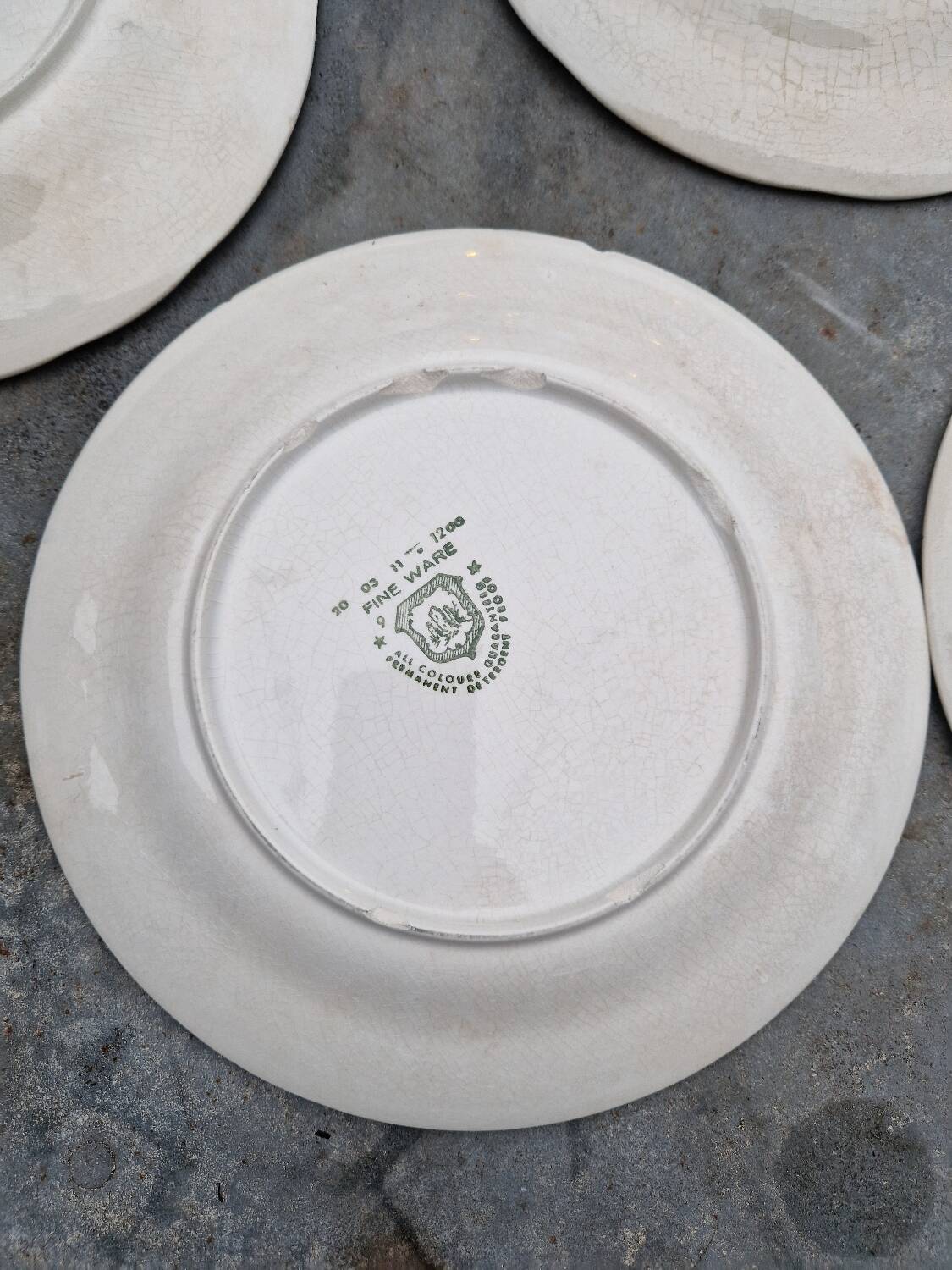 Lot of 8 flat plates in antique English earthenware, fine ware, with patterns.