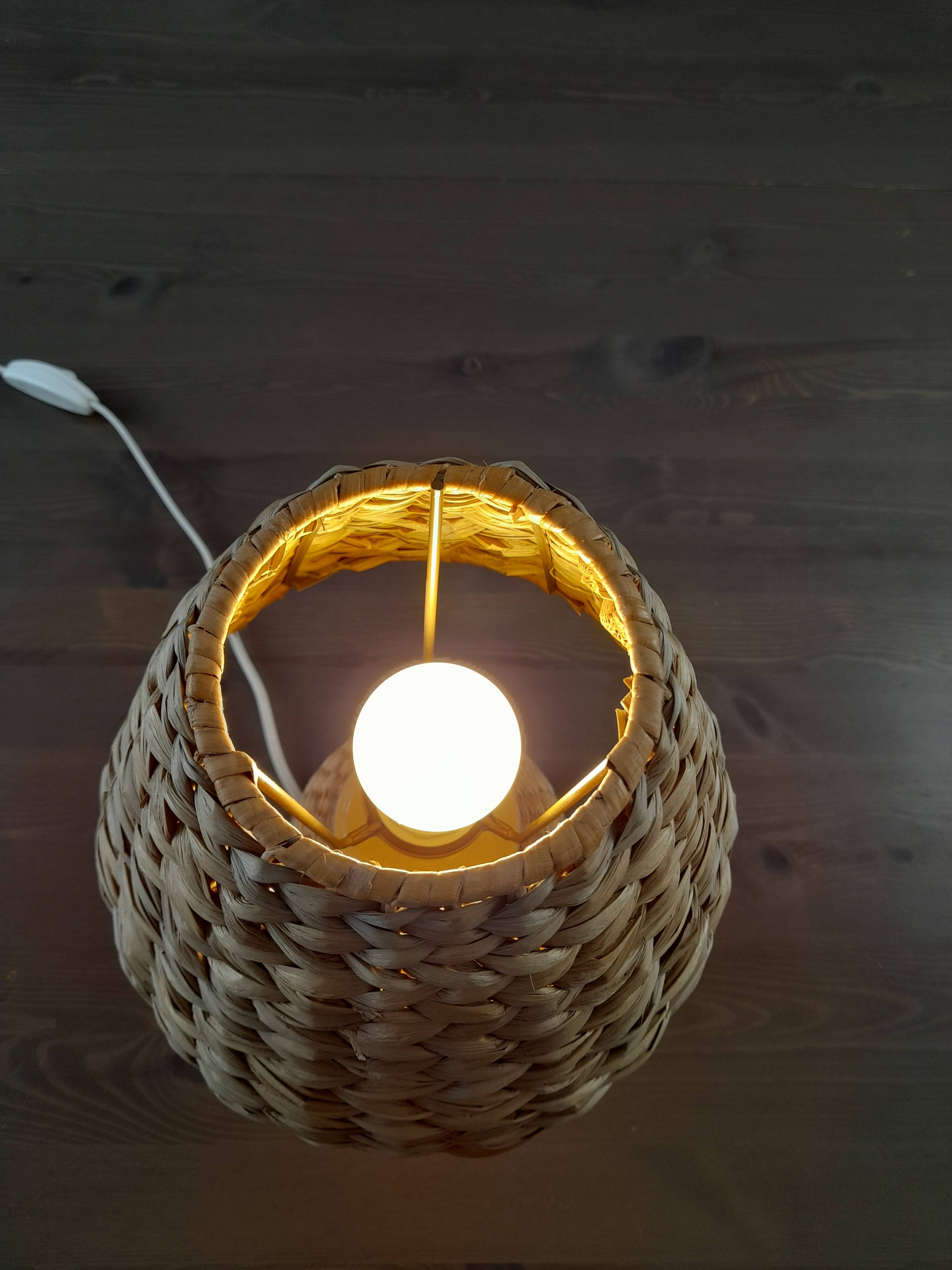 Lampe à poser tressée