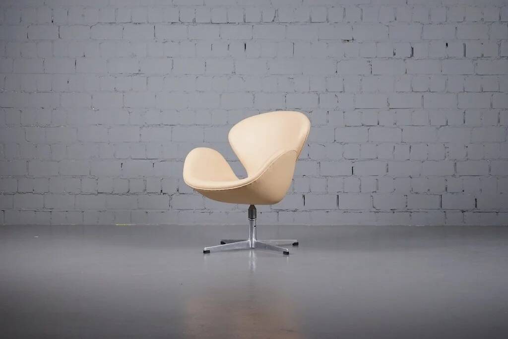 Swan chair by Arne Jacobsen for Fritz Hansen with tilt function