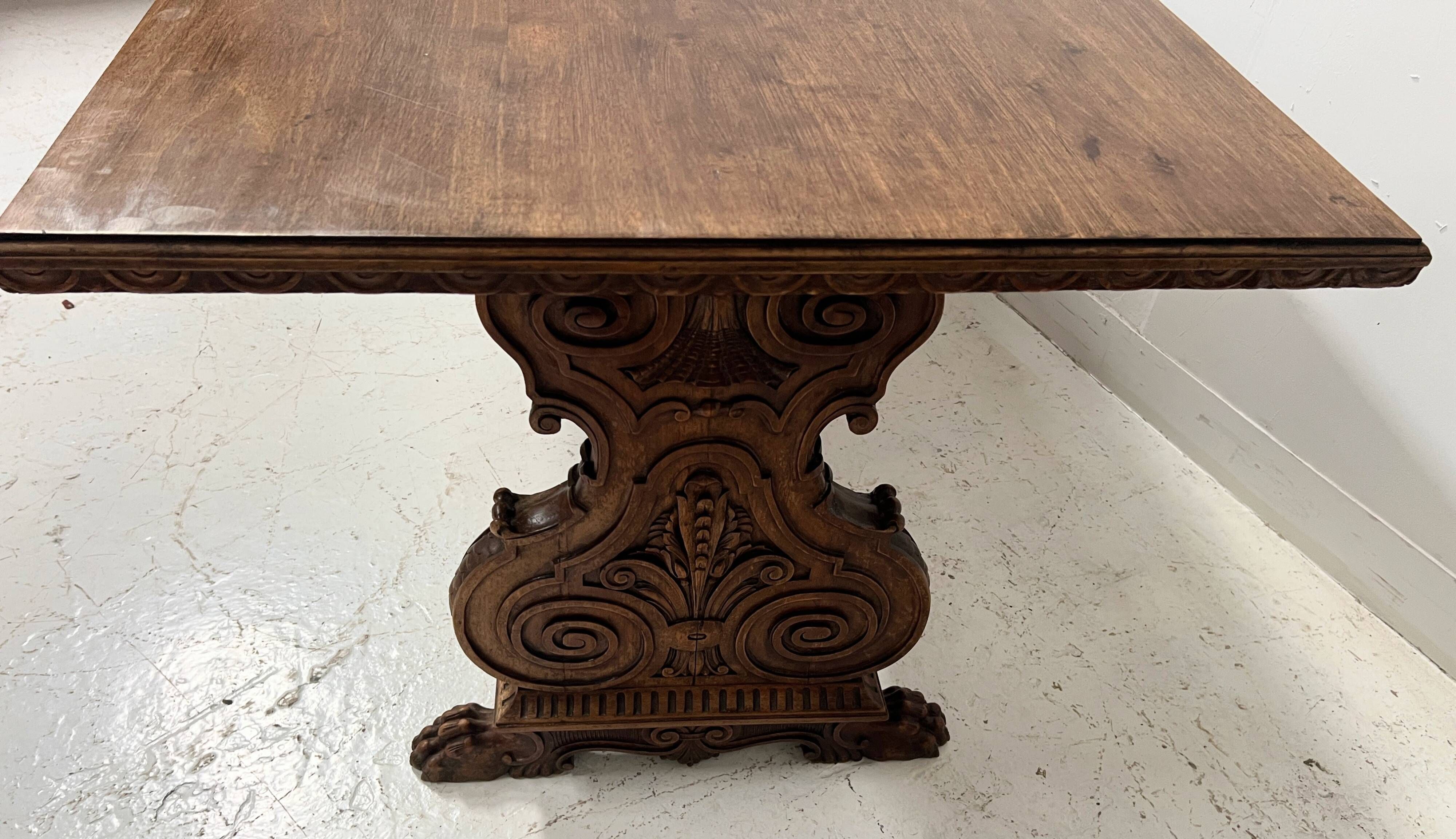 Table a manger de style Renaissance en bois massif sculpté XX siècle