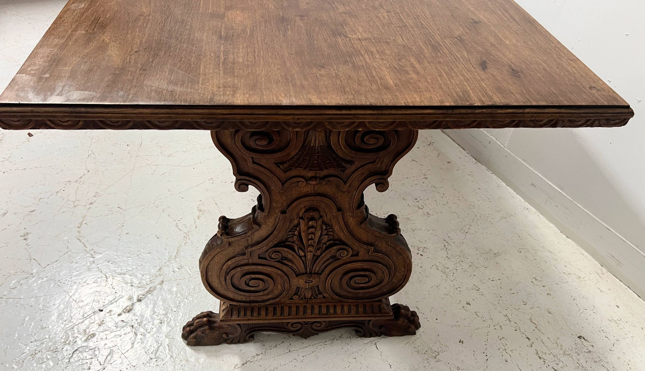 Table a manger de style Renaissance en bois massif sculpté XX siècle