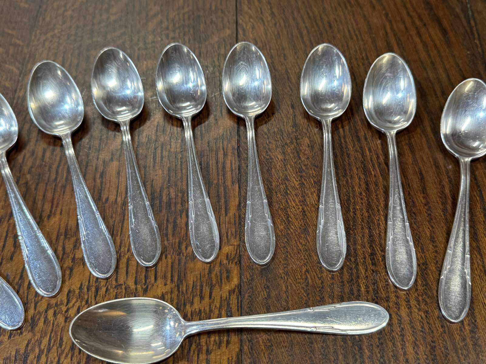 Série de 12 cuillères à dessert en métal argenté