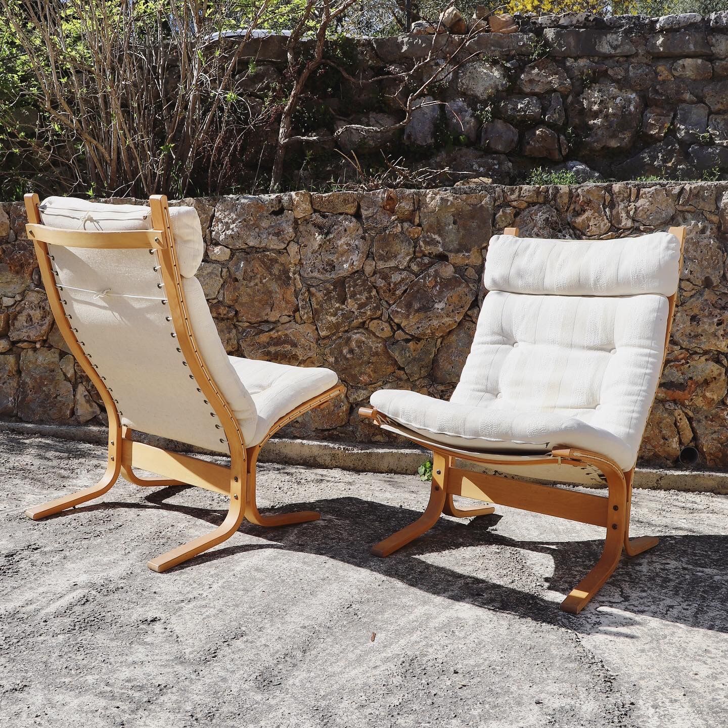 Paire de fauteuils « siesta » d’Ingmar Relling et un repose pied
