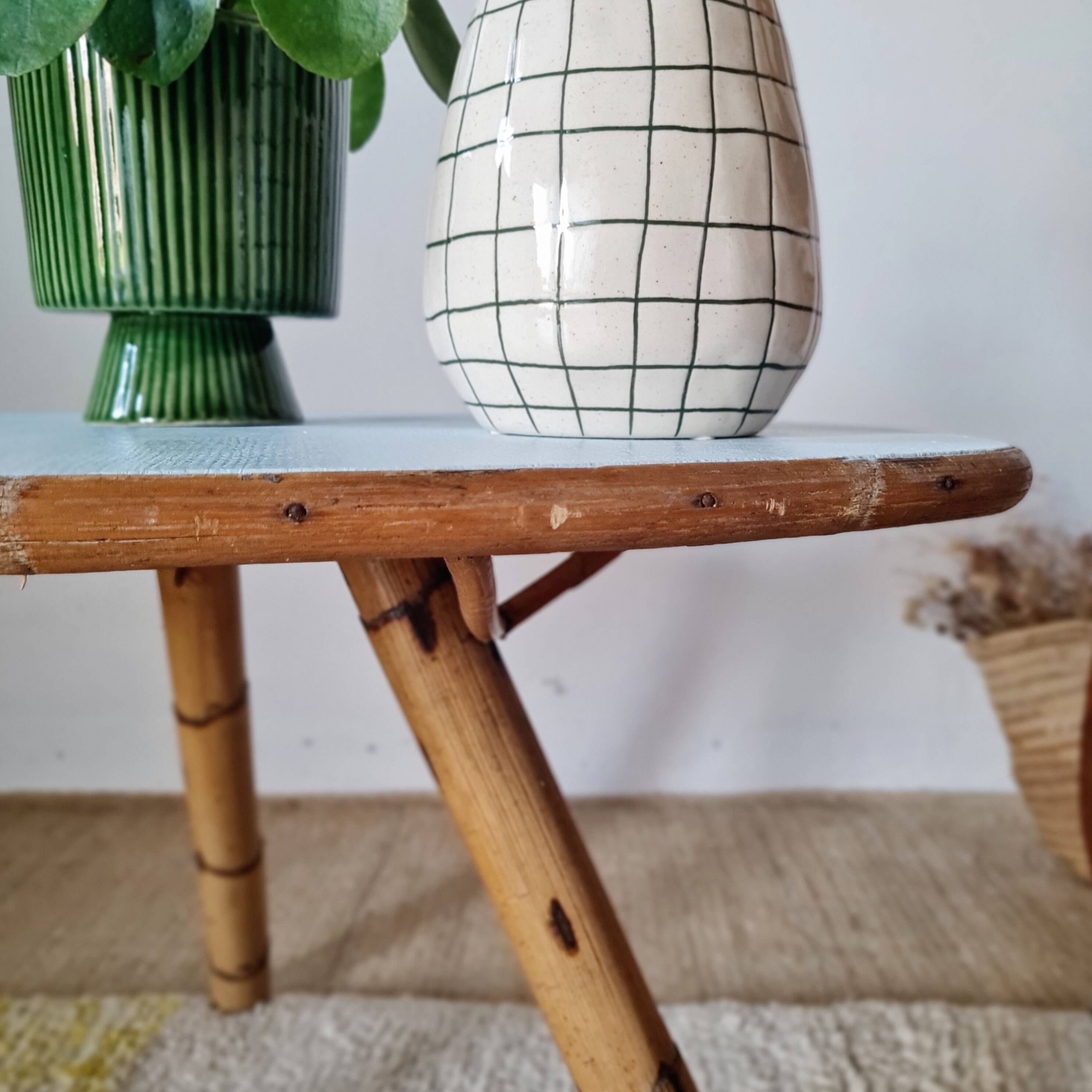 Table basse tripode – Rotin & Bambou – Plateau ovoïde bleu ciel