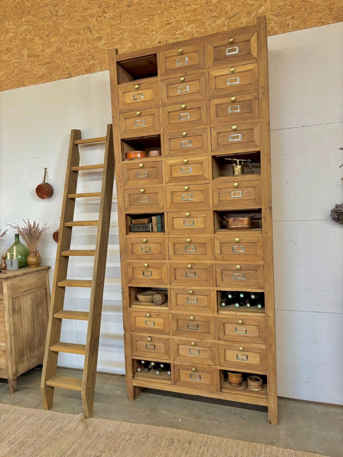 Notary cabinet with drawers