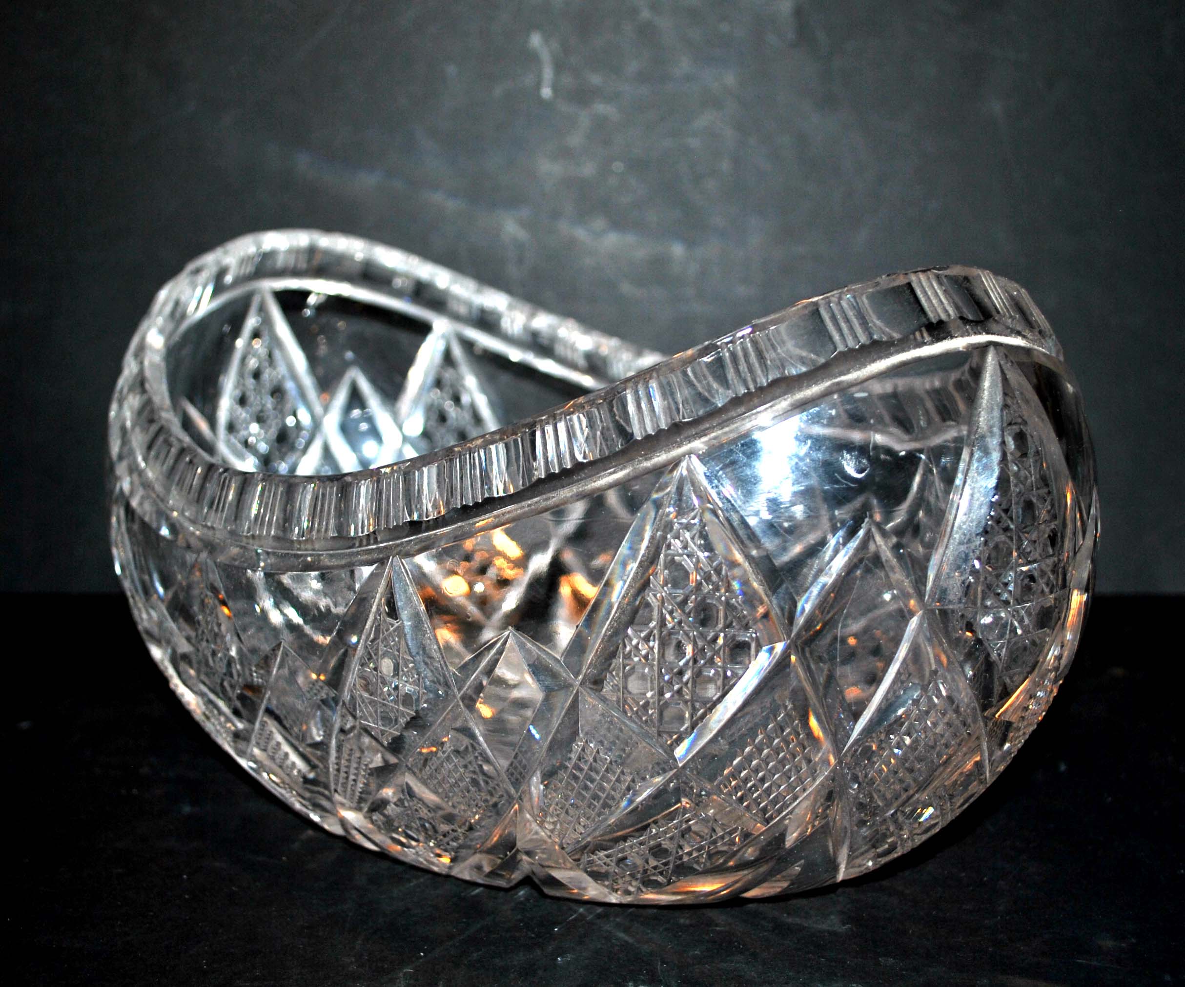Coupe corbeille en cristal taillé saint-louis taille diamant forme gondole 1900