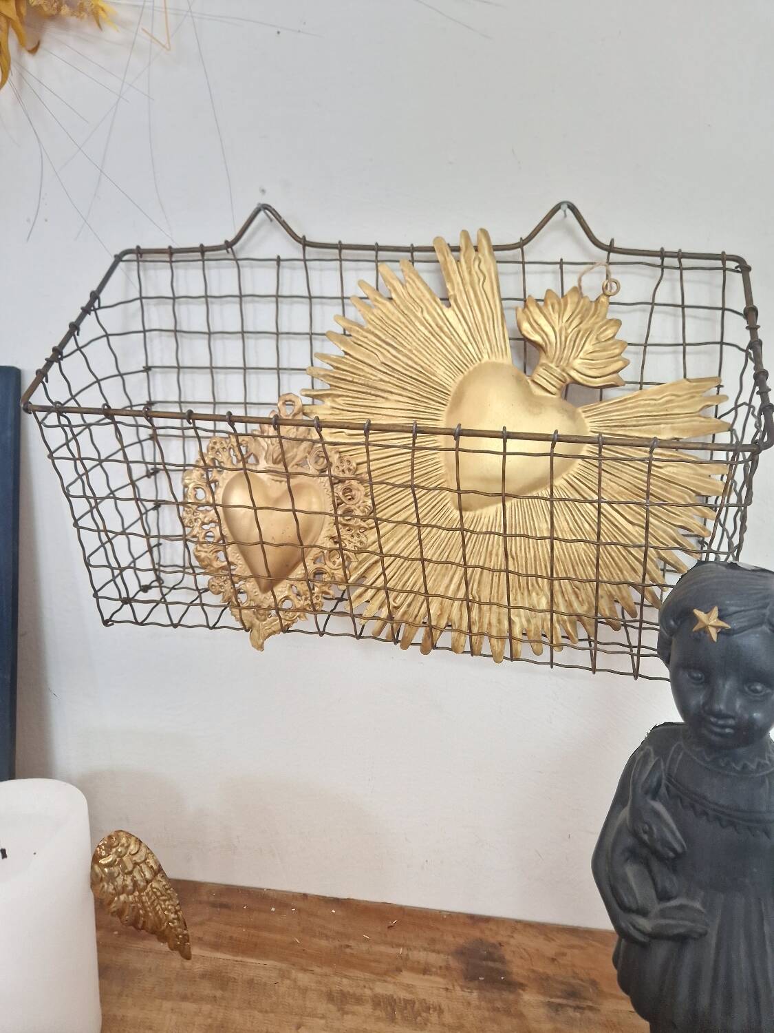 Metal basket basket wire mesh vintage brass mail storage wall magazine magazine holder
