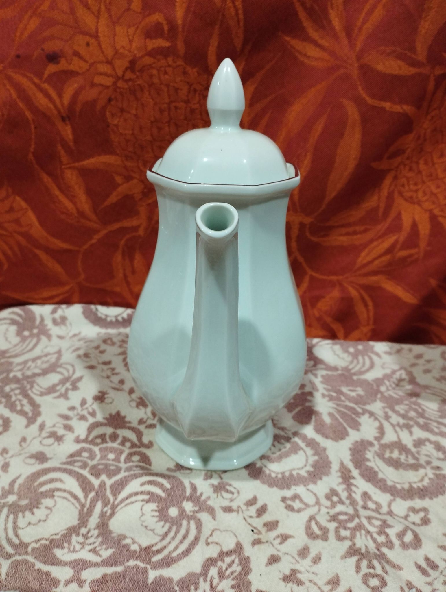 ancienne  cafetière en faïence blanche et liseré rouge