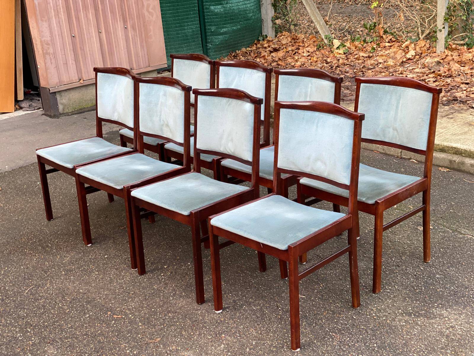 8 chaises scandinaves en teck massif et velours bleu des années 1960