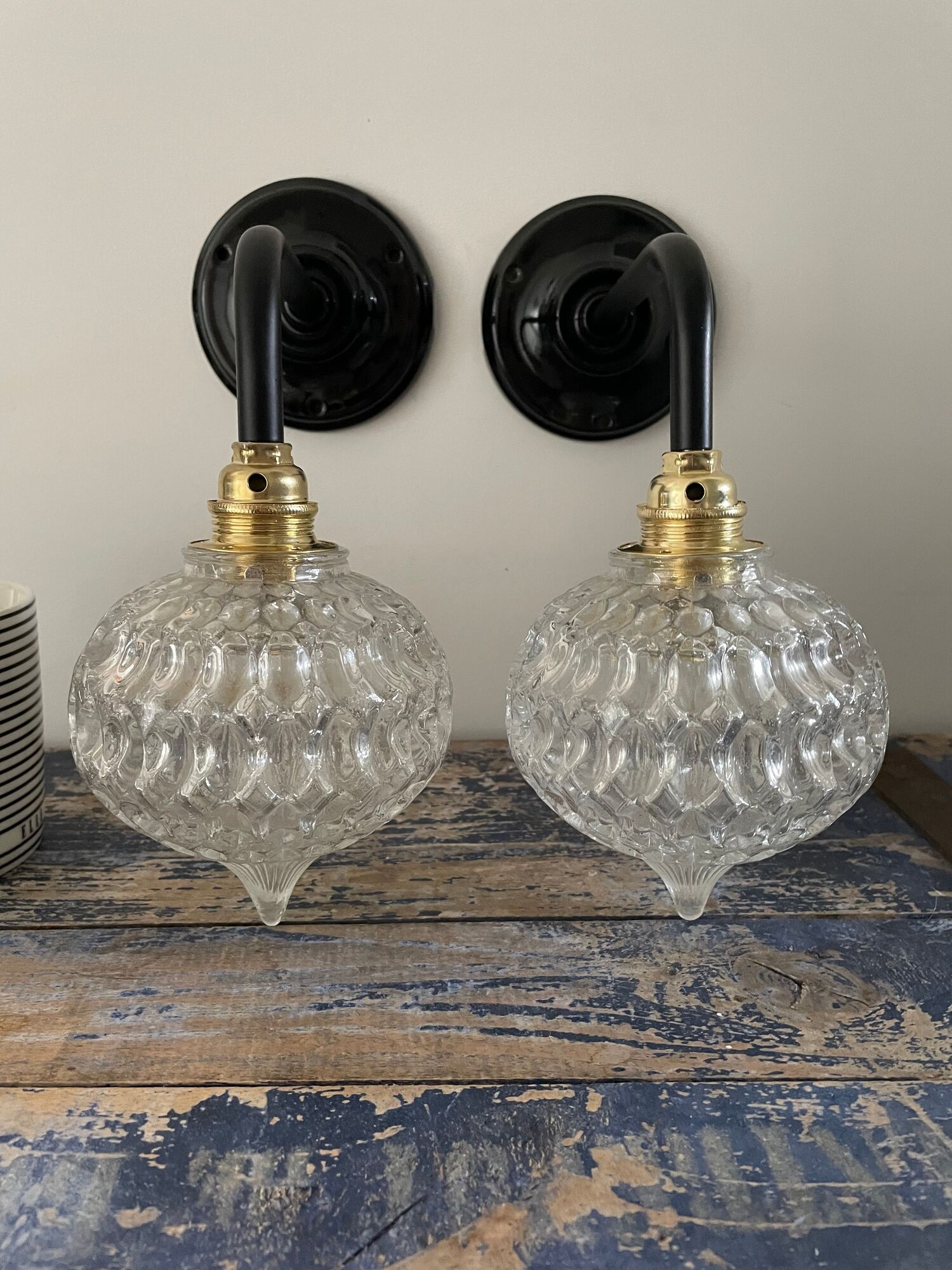 Paire d’appliques vintage en verre ciselé électrifiées à neuf