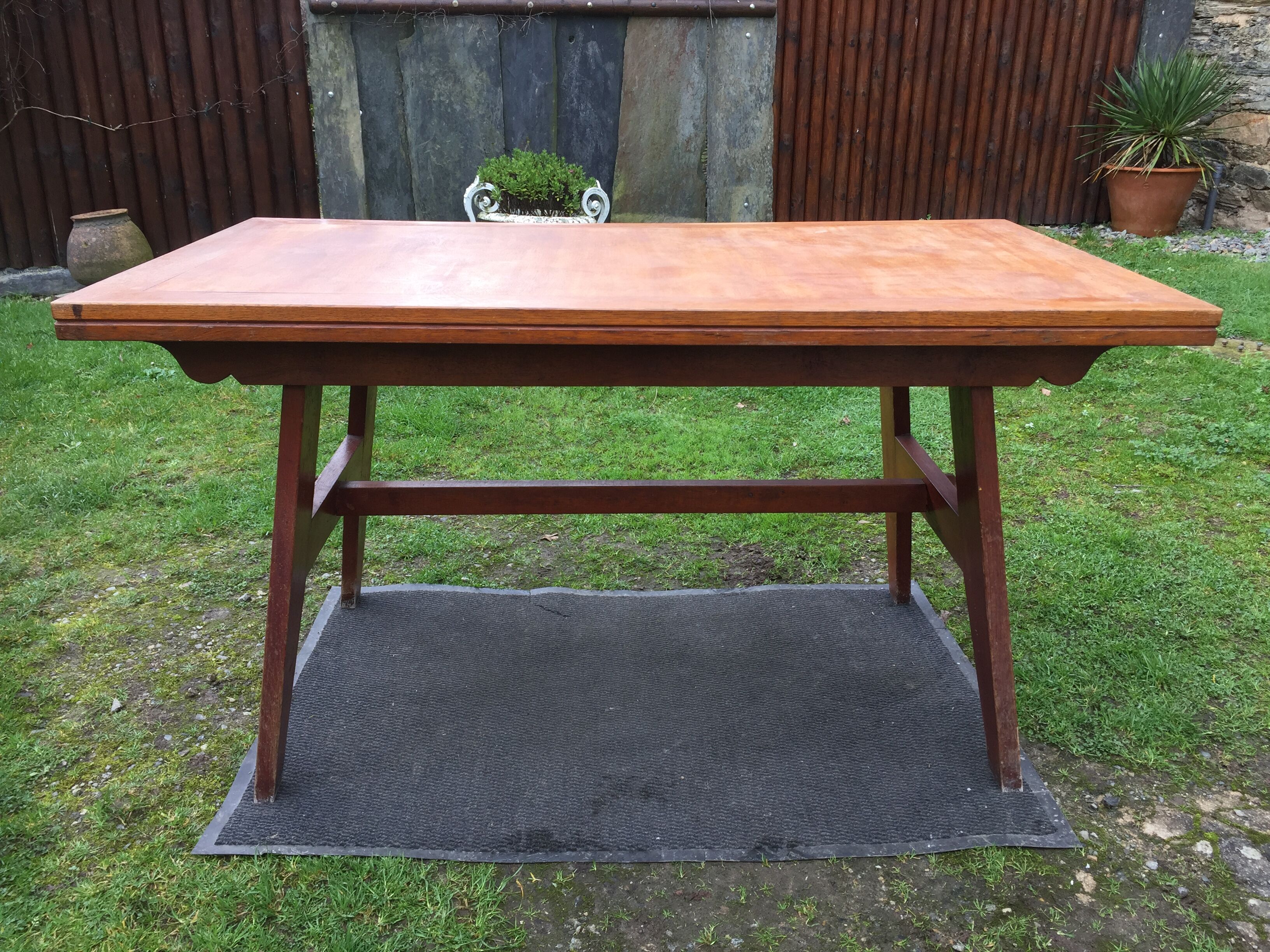 Table vintage René Gabriel pieds compas en chêne d’époque reconstruction