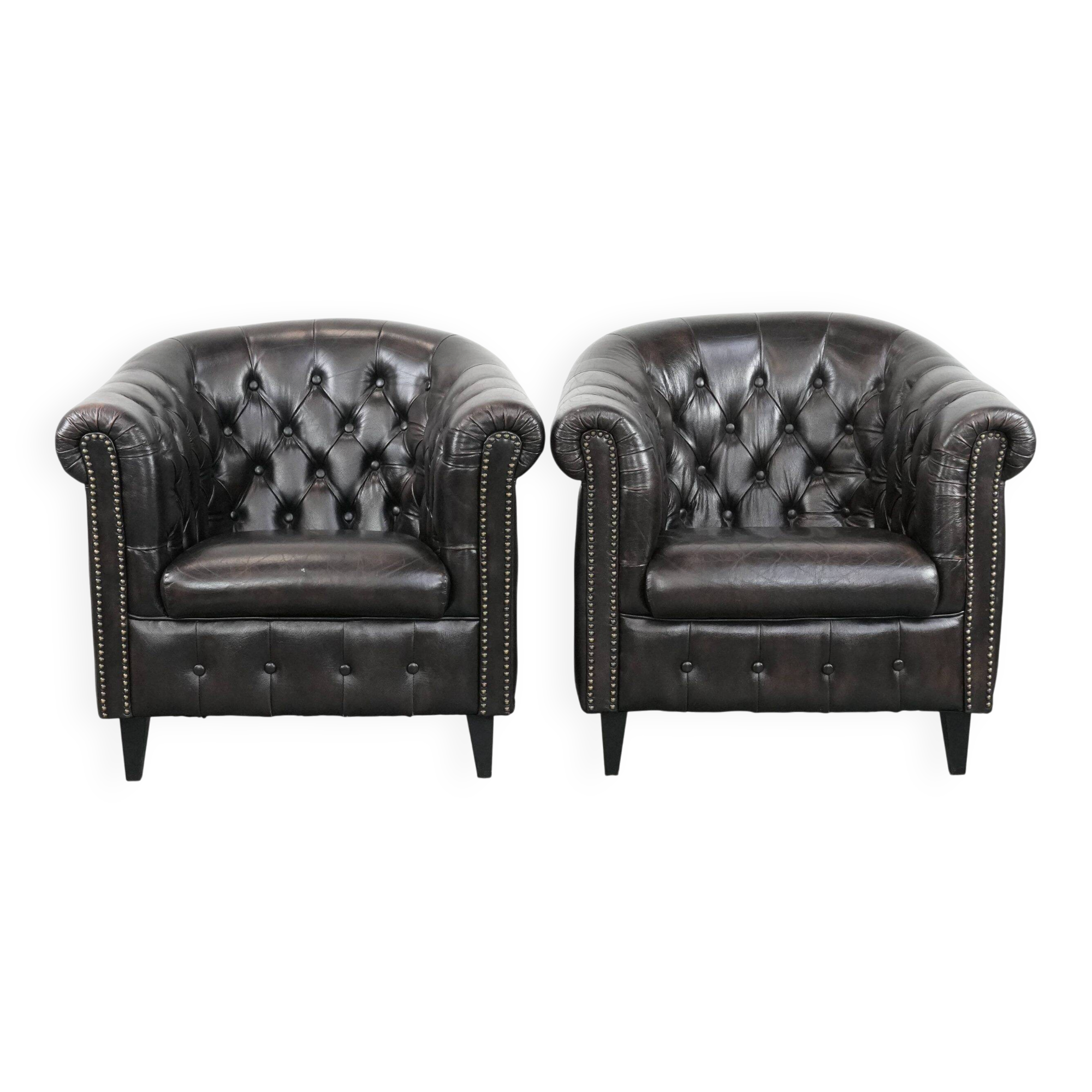 Ensemble de deux luxueux fauteuils club Chesterfield en cuir de vachette noir.