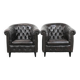 Ensemble de deux luxueux fauteuils club Chesterfield en cuir de vachette noir.